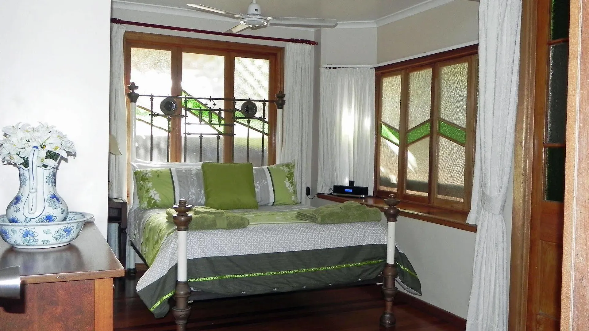 Airlie Waterfront Bed & Breakfast Airlie Beach